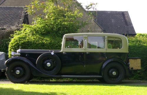 Wicker basket mounted on the luggage rack provides some useful storage space